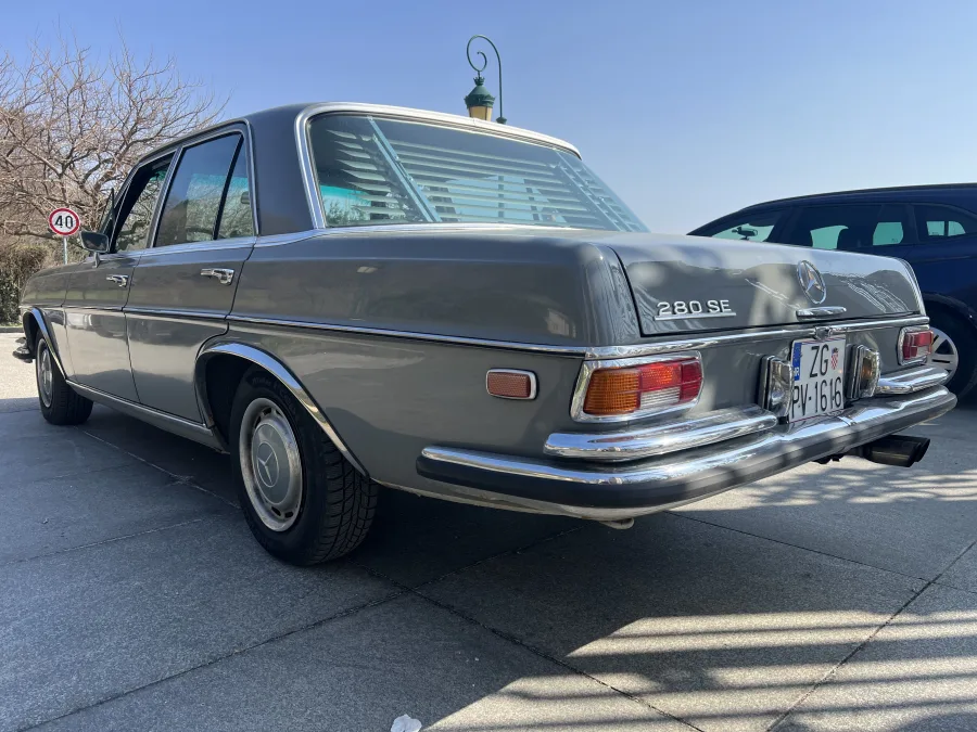 Sivi Mercedes odltimer na parkiralištu iz 1967.