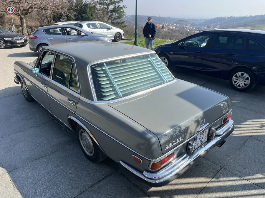 Oldtimer Mercedes iz 1967. uslikan na parkingu za najam za vjenčanja.