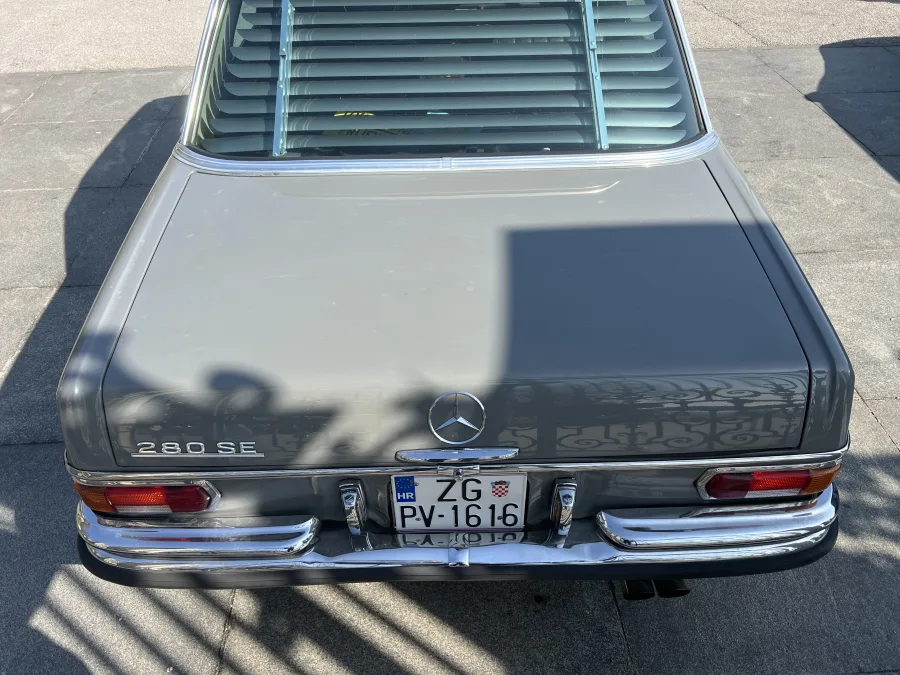 Oldtimer Mercedes iz 1967. za vjenčanja, sive boje.