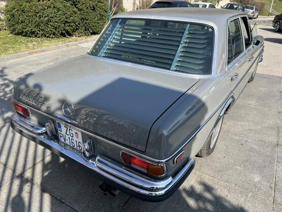 Sivi Mercedes 280SE za najam za vjenčanja i druge evente na cesti.
