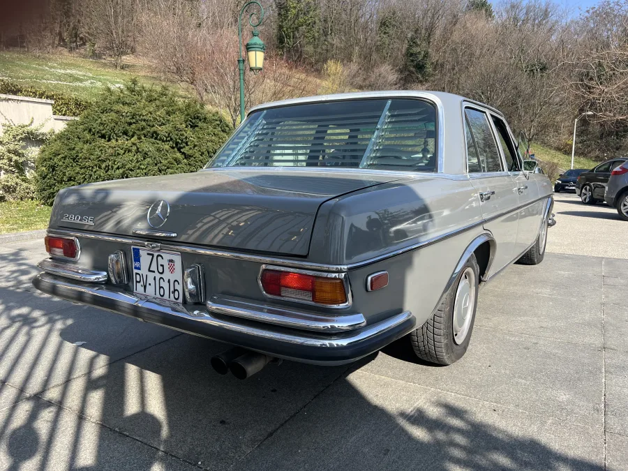 Stražnja strana sivog 1967 Mercedes Oldtimera za najam za vjenčanje.