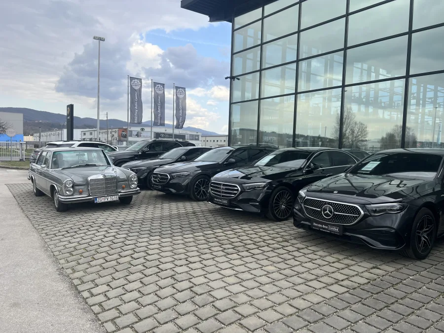 Oldtimer Mercedes iz '67. za vjenčanja na parkiralištu autokuće.