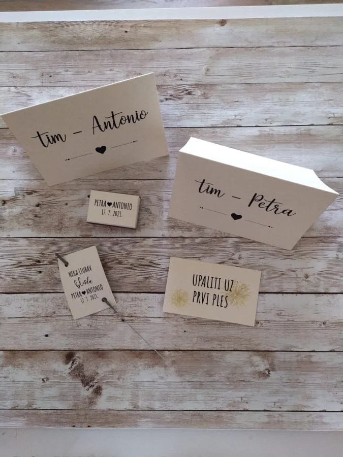 Oznake za stolove, prskalice za prvi ples i šibice s nazivima mladenaca na vjenčanju.