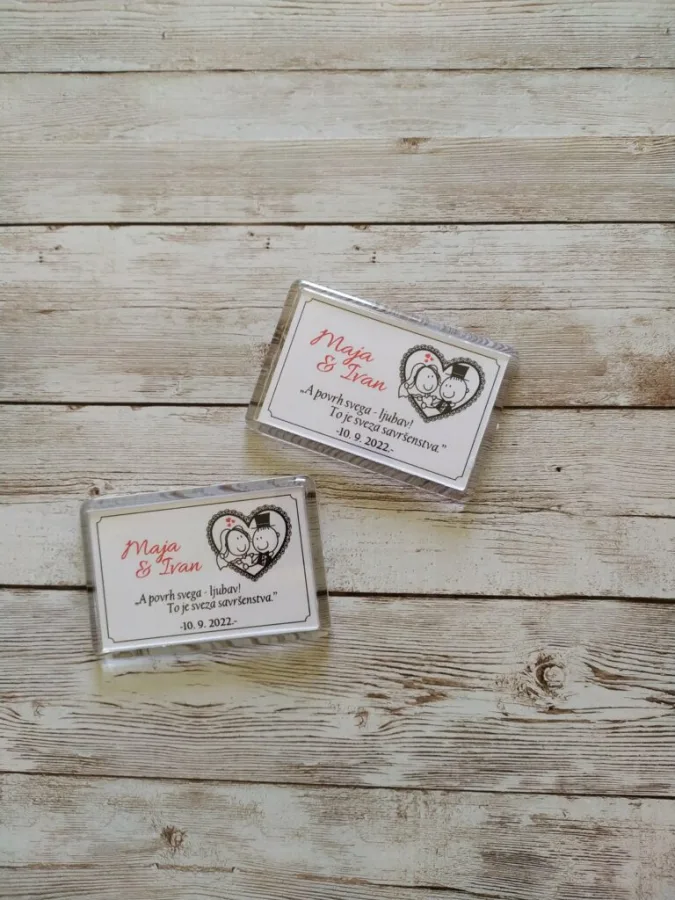 Magnet zahvalnica za vjenčanje s imenima mladenaca i datumom te citatom "A povrh svega-ljubav! To je sveza savršenstva."