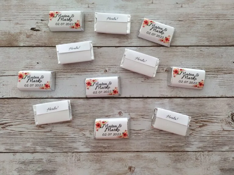 Čokoladice za goste vjenčanja kao zahvalnice s imenima mladenaca i datumom. Na početnoj strani je crvenkast cvijet, a na poleđini riječ "Hvala".