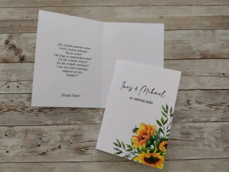 Zahvalnica za vjenčanje u obliku čestitke s imenima mladenaca i datumom vjenčanja. Dizajn je suncokret u desnom donjem kutu. Unutra može staviti slika mladenaca i njihova poruka za goste.