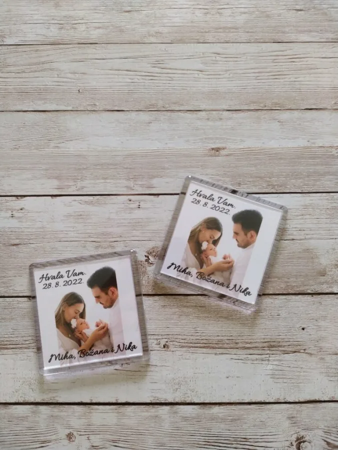 Magnet kao zahvalnica za krštenje s porukom "Hvala Vam", datumom i imenima roditelja i djeteta.