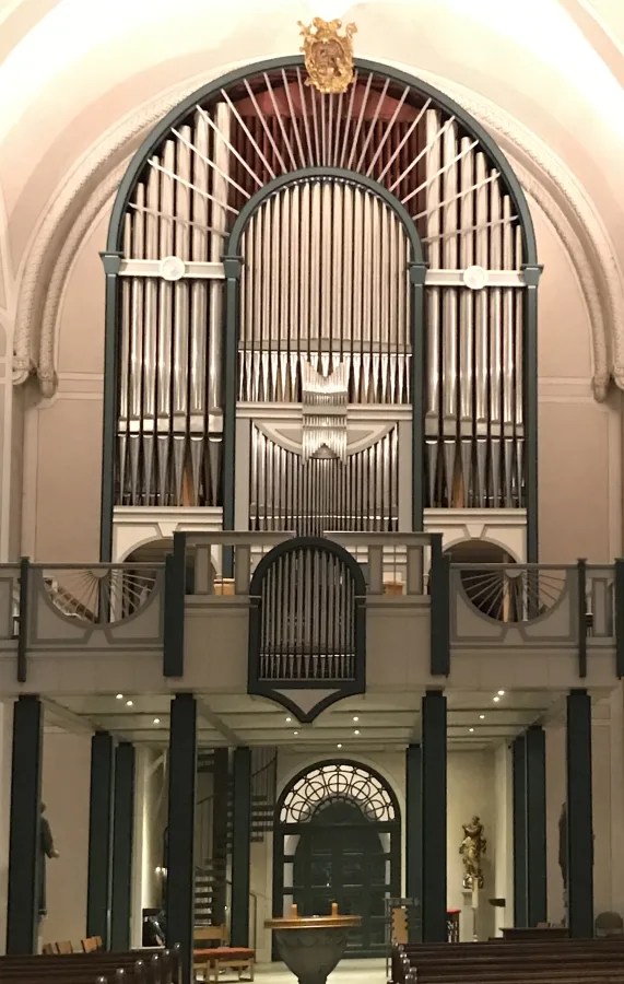 Unutrašnjost crkve s klupama za vjernike, kor i škropionica.