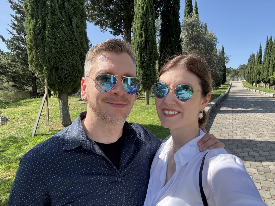 Nasmiješen mladi par sa sunčanim naočalama.