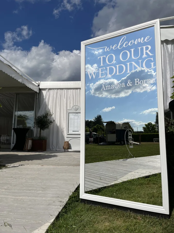 Veliko bijelo ogledalo s natpisom "Welcome to our wedding".