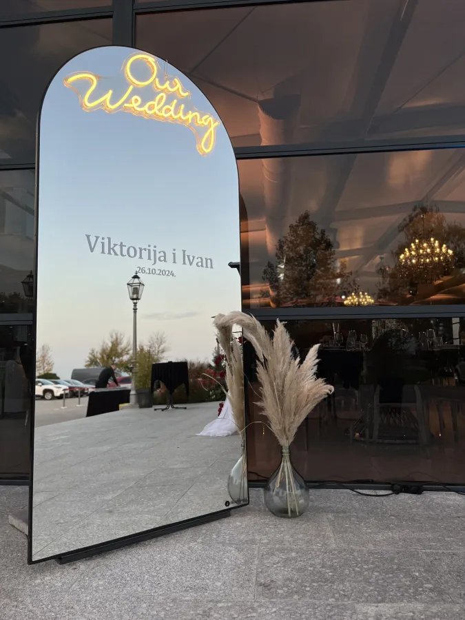 Veliko ogledalo za vjenčanja s neonskim natpisom our wedding.