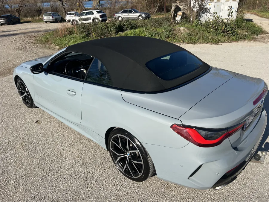 Bočni profil luksuznog plavkasto bijelog BMW 440d Cabrioleta, atraktivan moderan automobil za vjenčanja.