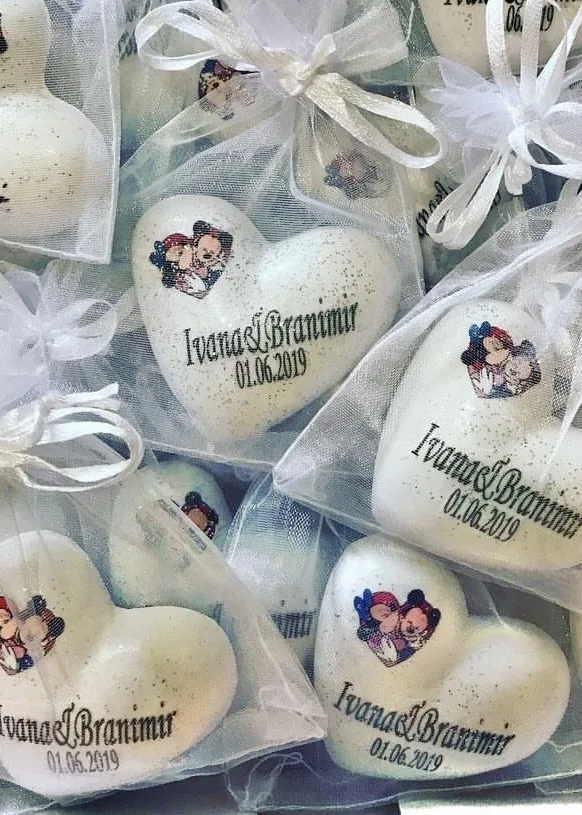 Zahvalnice od gipsa u obliku srca u mrežici.