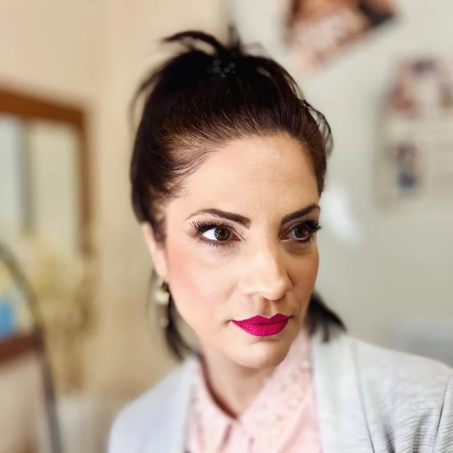 Žena našminkana jednostavno s izraženom fuksija bojom ruža.