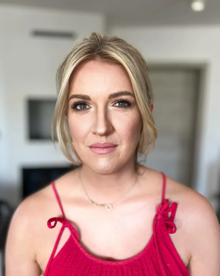 Našminkana žena s umjetnim trepavicama i ružičastom nijansom ruža.