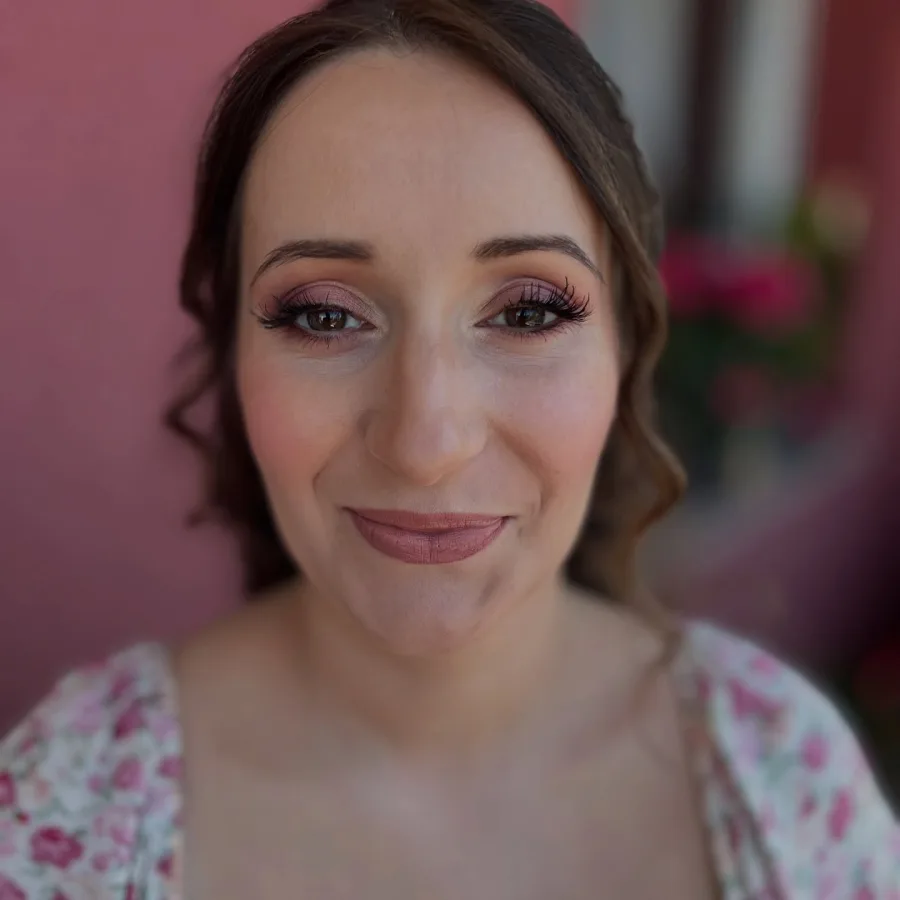 Mladenka našminkana za svejnčanje s smećkastim ružom i smećkastim nijansama sjenila.