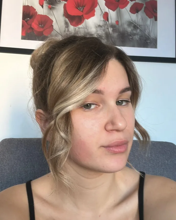 Djevojka prije samog šminkanja čistog lica bez šminke.