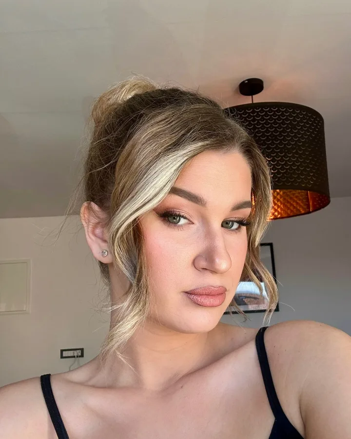 Djevojka našminkana tehnikom smokey eyes i smećkastom paletom sjenila s nude ružom za usne.