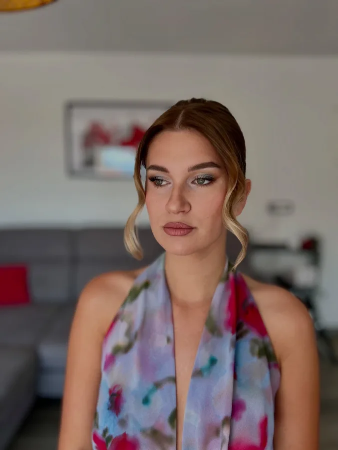 Djevojka našminkana za svečanu prigodu s sivom paletom sjenila i mesno-smeđom bojom ruža.