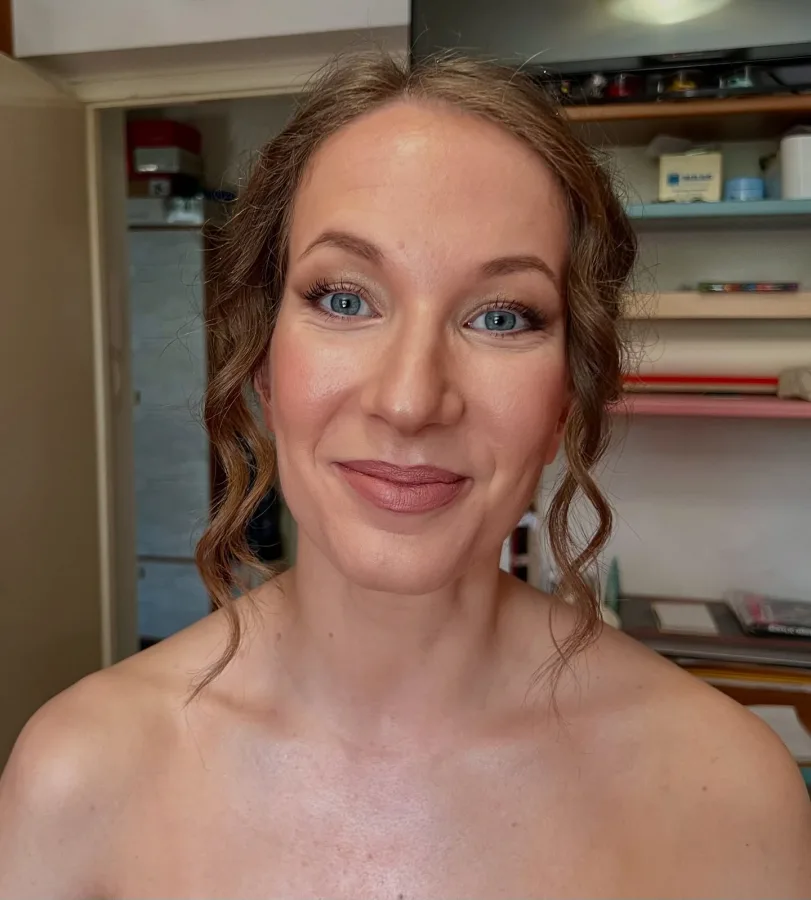 Djevojka jednostavno našminkana s svjetlo smeđim sjenilom i bijelim glitter sjenilom te nude usnama.