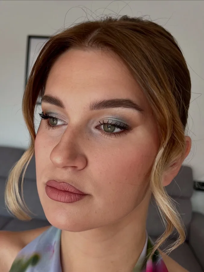 Djevojka našminkana sivim i bijelim sjenilom i smećkastim ružom.