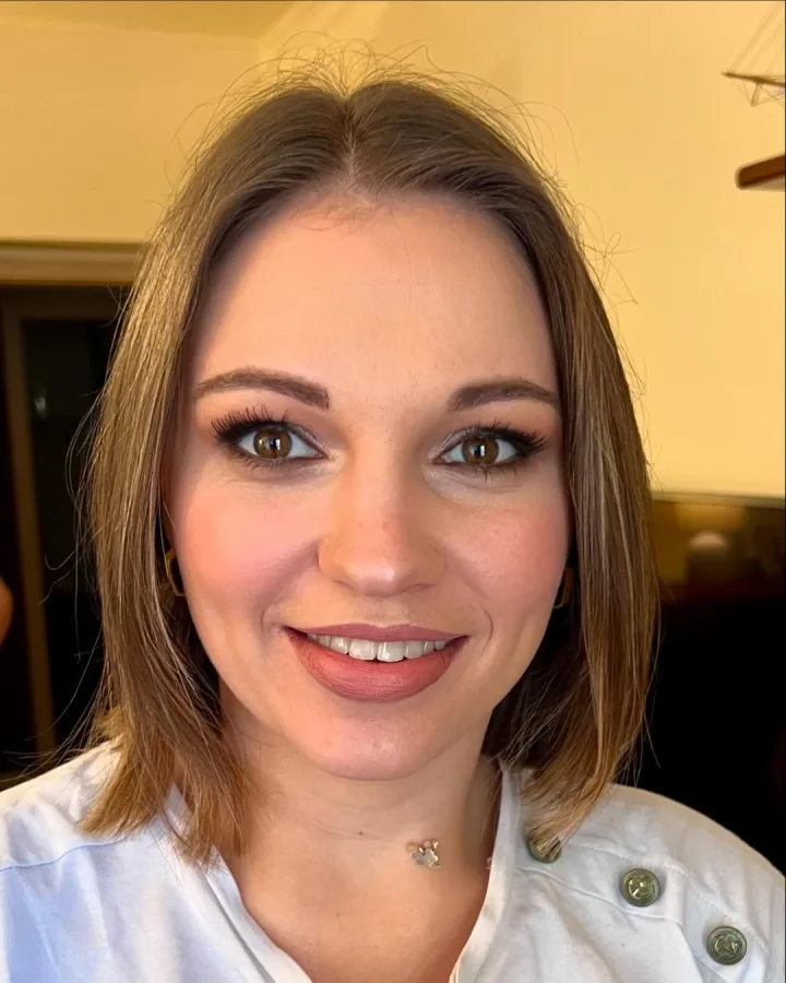 Djevojka našminkana elegantno s umjetnim trepavicama i nude bojom ruža od strane Kjuty Bjuty iz Rijeke.