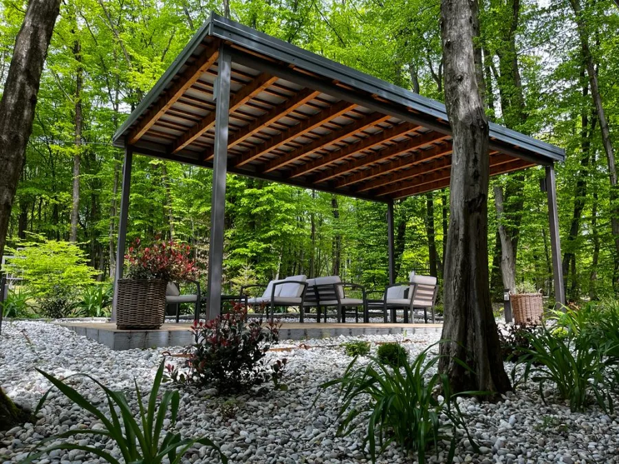 Vanjska natkrivena terasa u šumi.