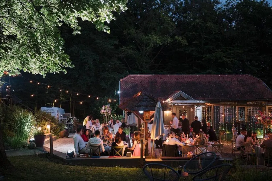 Gosti s vjenčanja vani na terasi u večernjim satima.