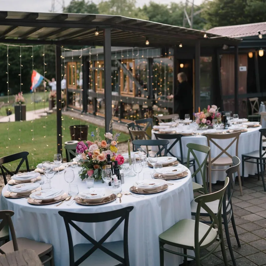 Okrugli stolovi za vjenčanje na vanjskoj terasi.