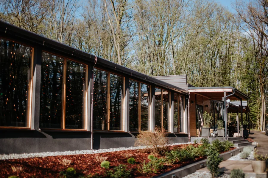 Vanjska fasada velike dvorena kluba Šumica u Svesvetama.