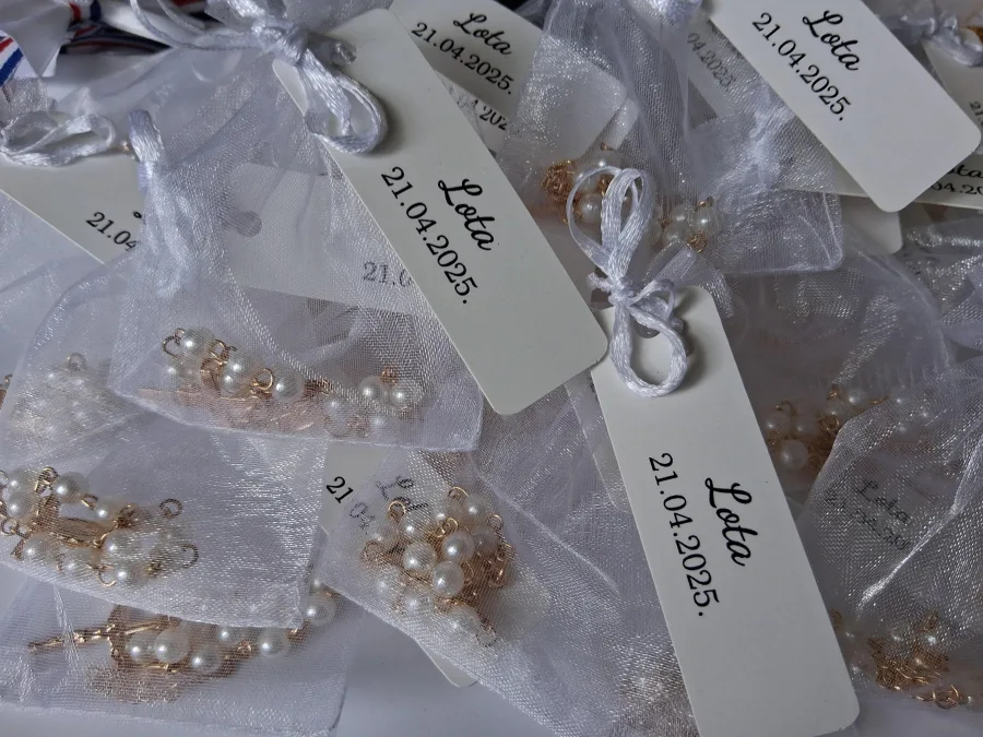 Krunica u mrežici kao zahvalnica za krštenje.