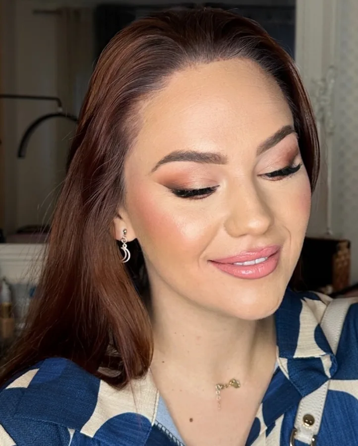 Jednostavan makeup sa smeđim sjenilom i ružičastom nijansom ruža.