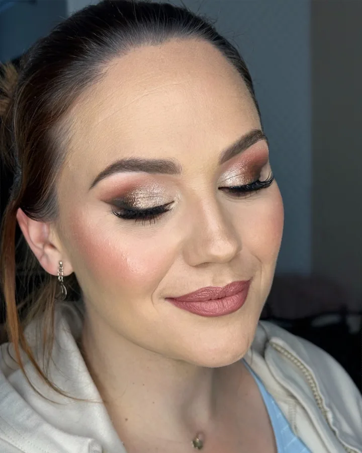 Šminka za svečanu prigodu s izrazito naglašenim očima i smećkastom bojom ruža.