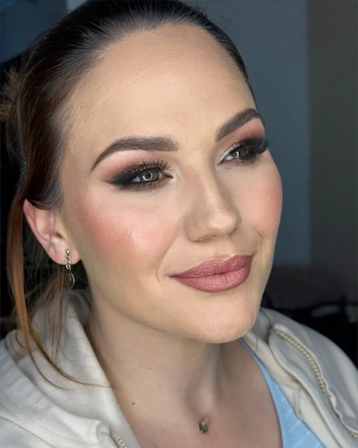 Žena profesionalno našminkana za svečanu prigodu.