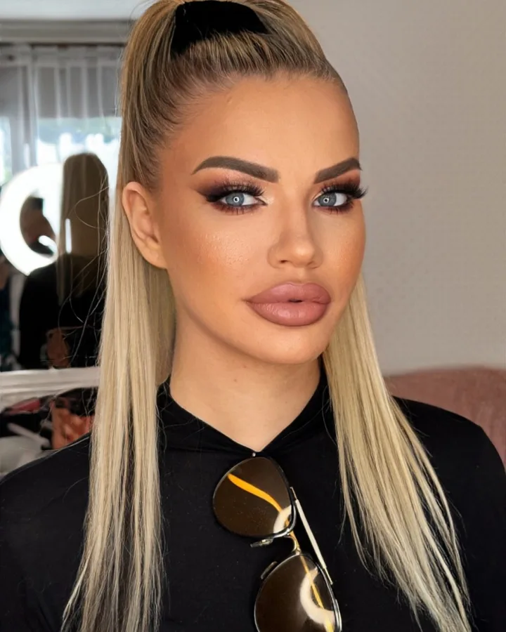 Djevojka plave kose i plavih očiju profesionalno našminkana u salonu Atelje by Medolina.