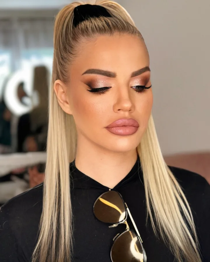 Djevojka plave kose našminkana profesionalno sa smeđo bijelim nijansama sjenila.