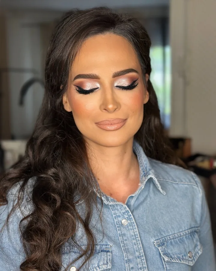 Žena našminkana s naglašenim očima bijele i smeđe nijanse sjenila.