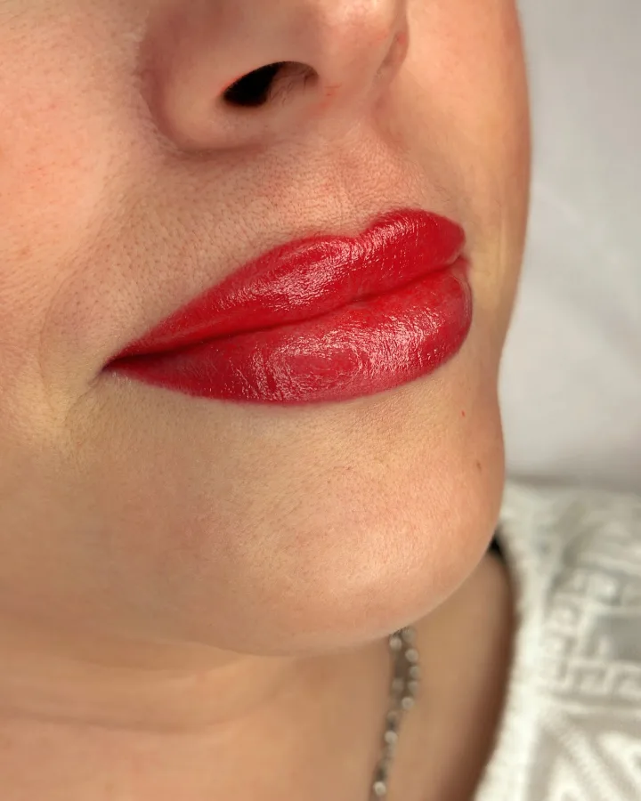 Trajna šminka usana crvene boje.