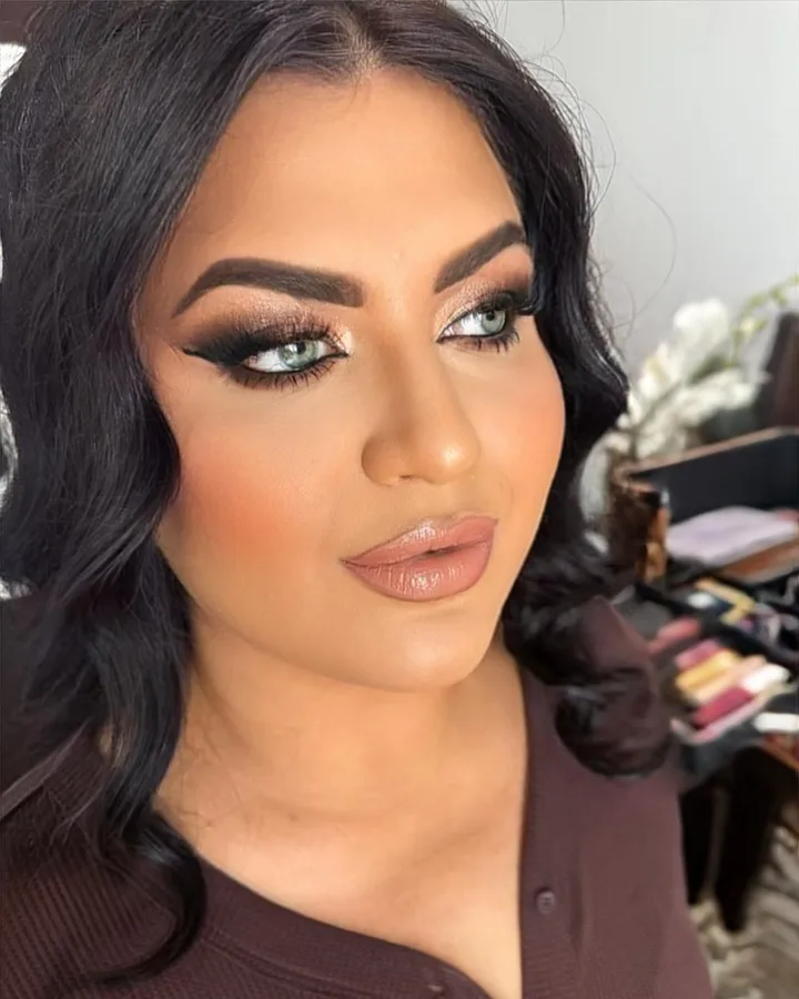 Dramatična šminka crnih nijasni sjenila na djevojci i nude ruž za usne.