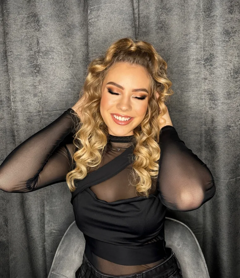 Djevojka našminkana tehnikom smokey eyes, smeđa paleta sjenila s crnim kutevoma očiju i nude ruž.