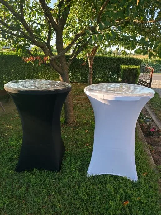 Bijeli i crni barski stol na travi.