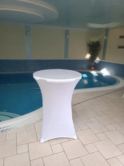 Bijeli barski stol pokraj bazena.