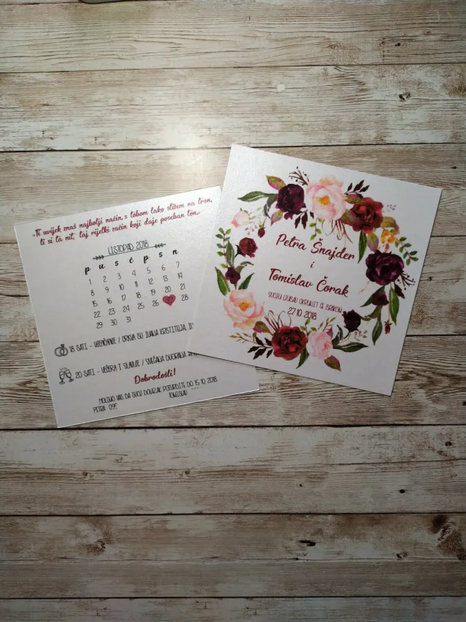 Pozivnica za vjenčanje s imenima para u vijencu od cvijeća i kalendarom datuma vjenčanja.