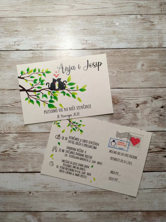 Pozivnica za vjenčanje s ilustracijom dvije mačke sjede na grani zelenog stabla zaljubljeno.