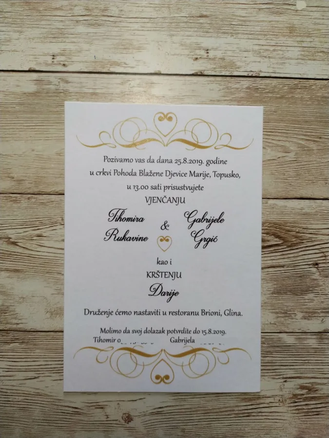 Pozivnica za vjenčanje i krštenje para i njihove bebe na bijelom papiru s zlatnim srcima.