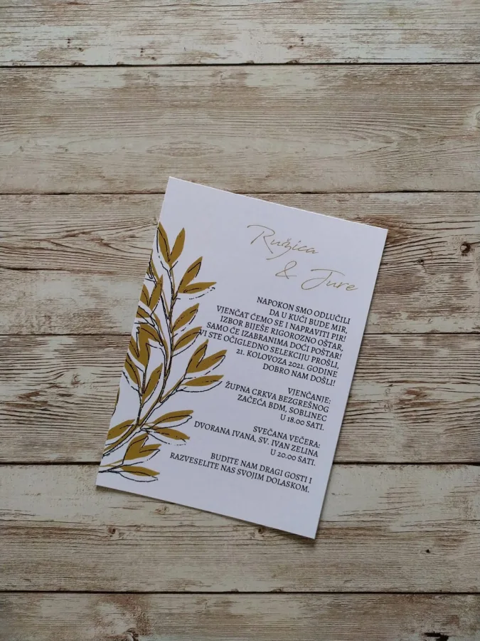 Pozivnica za vjenčanje s listom zlatne masline i unaprijed napisanim tekstom koji se rimuje.