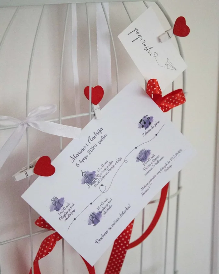 Pozivnica za vjenčanje s ljubičastim ilustracijama programa vjenčanja brenda Papirusha.