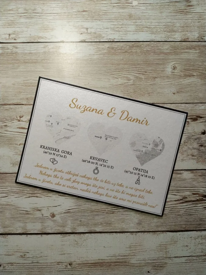 Pozivnica za vjenčanje s ilustracijom programa vjenčanje i kordinatama te zlatnim tekstom i imenima para.