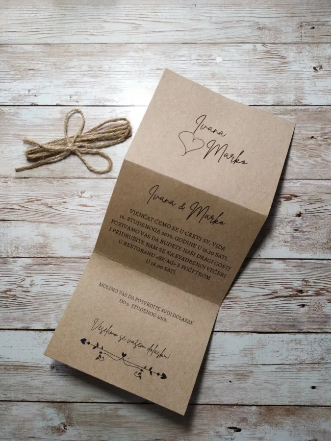 Pozivnica za vjenčanje u vintage stilu na smeđem karton papiru.