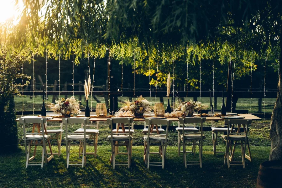 Svečano uređen stol u rustikalnom stilu.